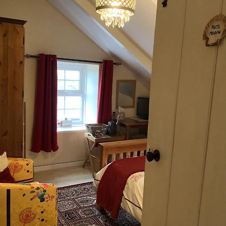 Haelarcher Farmhouse And Helicopter B&B Лизард Екстериор снимка