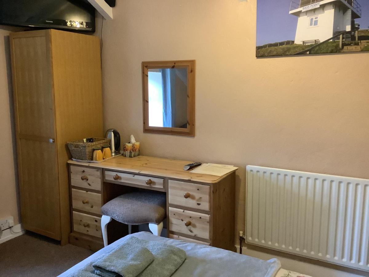 Haelarcher Farmhouse And Helicopter B&B Лизард Екстериор снимка