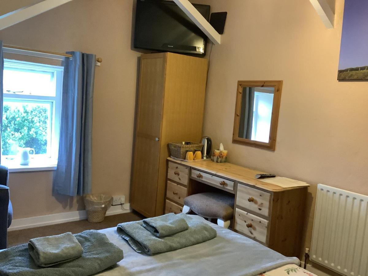 Haelarcher Farmhouse And Helicopter B&B Лизард Екстериор снимка