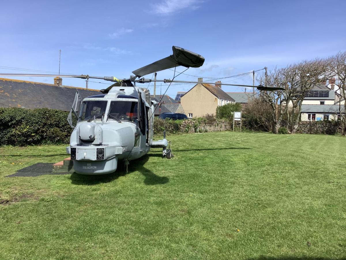 Haelarcher Farmhouse And Helicopter B&B Лизард Екстериор снимка